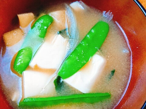 豆腐と絹さやえんどうの味噌汁